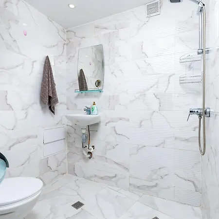 아파트 Convenient With Great View Over 플로브디프